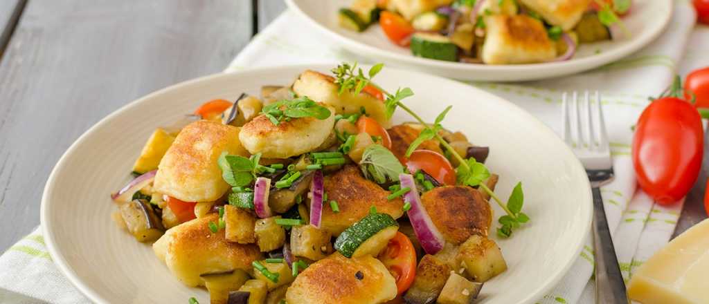 Salteado de verduras con ñoquis: exquisito y súper fácil