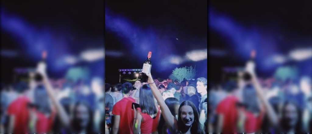 Videos: así se viola el distanciamiento en un bar de Mendoza