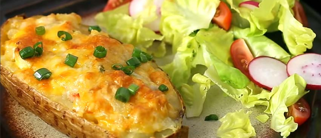 Papas al horno con relleno de pollo