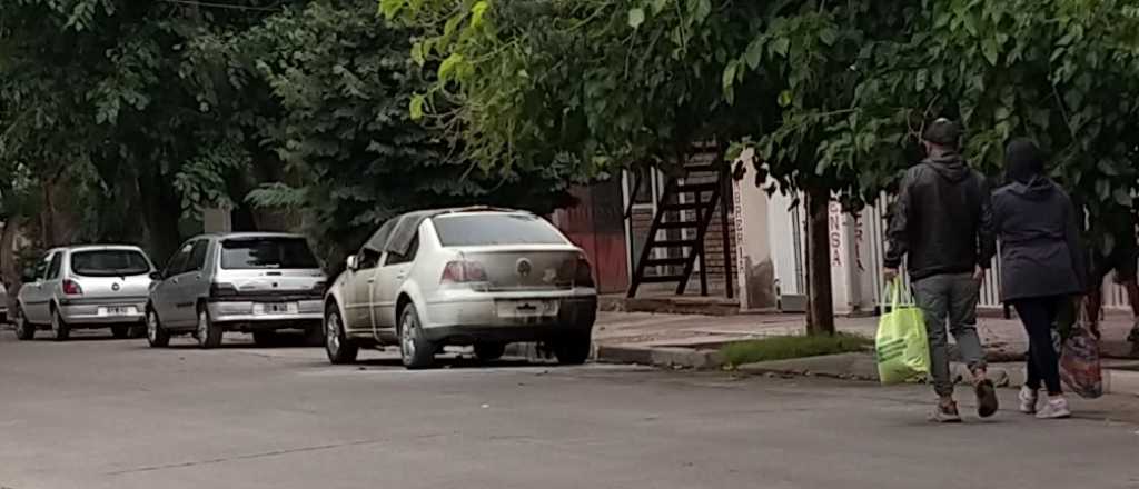 Quemacoches en Godoy Cruz: incendiaron un auto en la madrugada