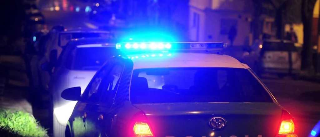 Video: un policía en servicio se puso a beber con unos chicos en la plaza