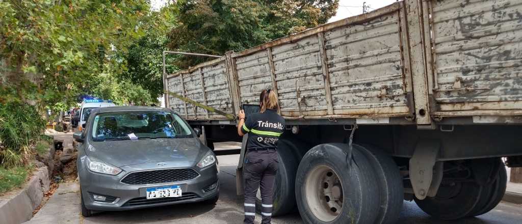 Un camión chocó a un auto en un callejón de Godoy Cruz