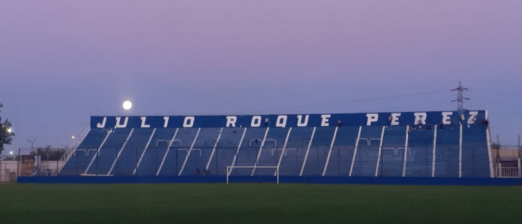 Cabinas nuevas, luces nuevas y tribunas pintadas en el Gambarte