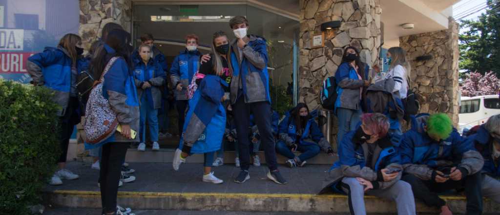 Viaje de egresados: habrían tirado a un chico de un 2º piso