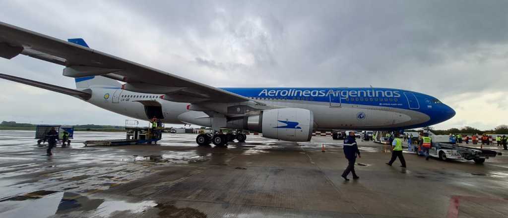 Parte un nuevo vuelo a China en busca de vacunas Sinopharm