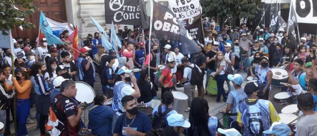 Piqueteros pidieron wifi gratis y destrozaron el Ministerio de Educación