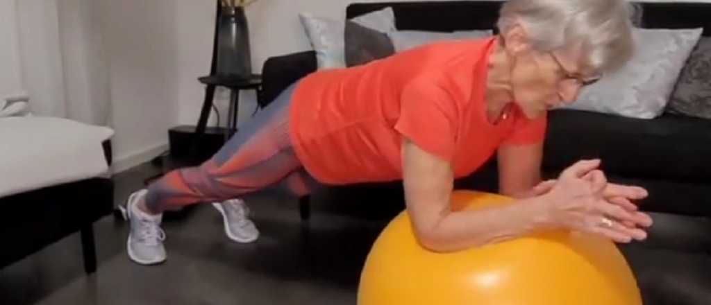 Tiene 81 años y comparte sus rutinas fitness en las redes