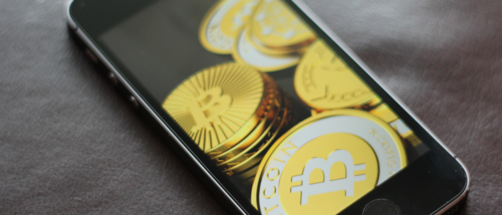 Una app le robó US$600 mil en bitcoin y acusa a Apple