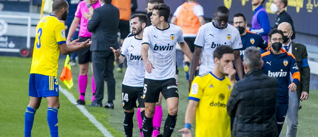 Escándalo: Valencia se retiró de la cancha por un insulto racista