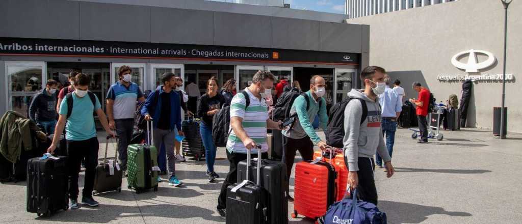 Casi 10 mil personas viajaron al exterior en la última semana