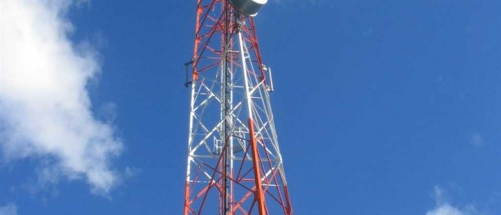 Adiós al mito: una antena telefónica emite la misma radiación que un foco de 100W a 1 Km.