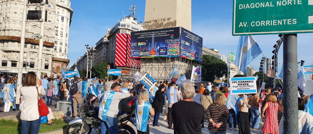 Fuerte protesta en el Obelisco contra las restricciones