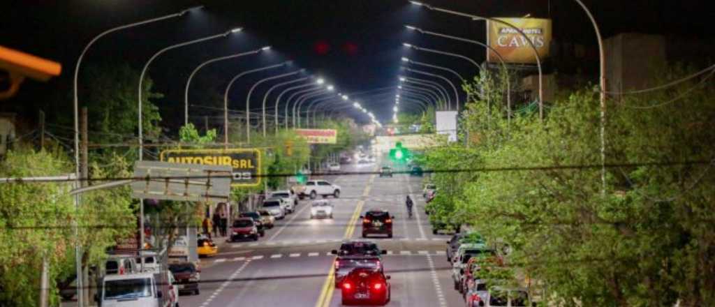 San Rafael colocó nueva luminaria en la Plaza Ballofet