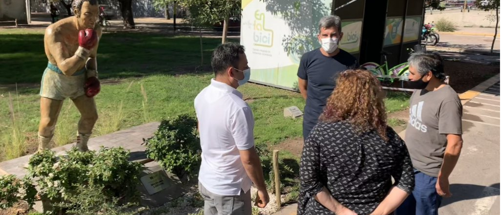 Repararon el monumento a Nicolino Locche en el Parque Lineal