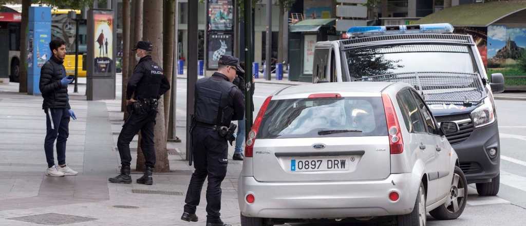 Arrestan a un hombre por contagiar a 22 personas con coronavirus