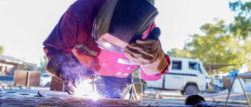 Las Heras continúa reparando camas para el Hospital Central