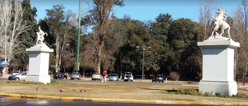 El cartel que lleva un mes "mirando torcido" en el Parque San Martín