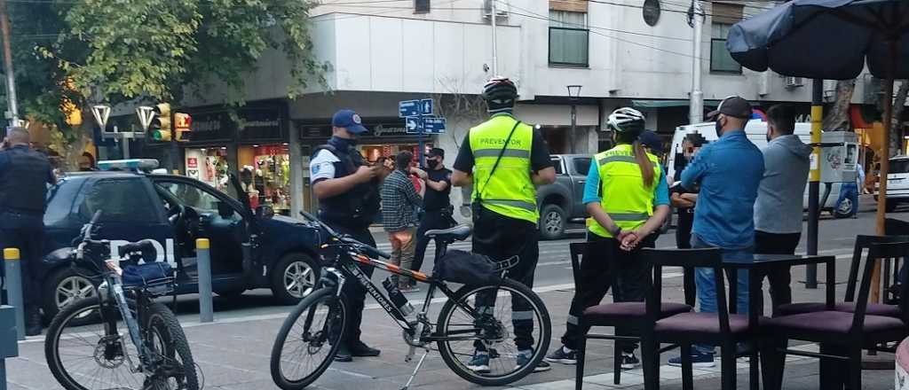 Increpó a una joven en un café de la Peatonal y se armó un revuelo