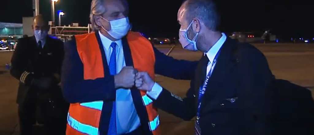 El presidente recibió en Ezeiza el vuelo con un millón de vacunas