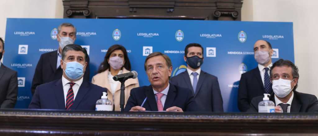 El gobernador afirmó que seguirán las clases presenciales