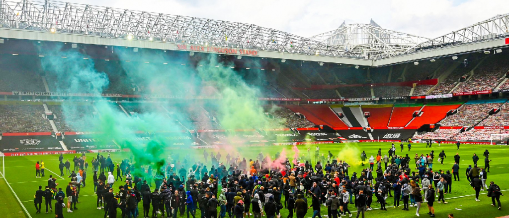 Hinchas del United invadieron la cancha y suspendieron el partido