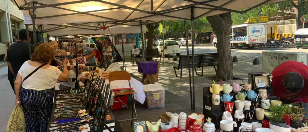 Feria de alimentos, bebidas e indumentaria en el Bustelo