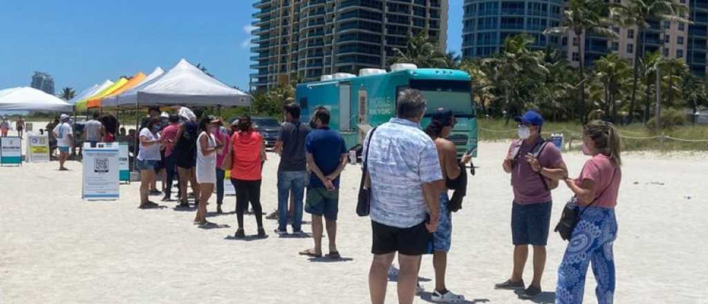 En Miami comenzaron a vacunar en las playas