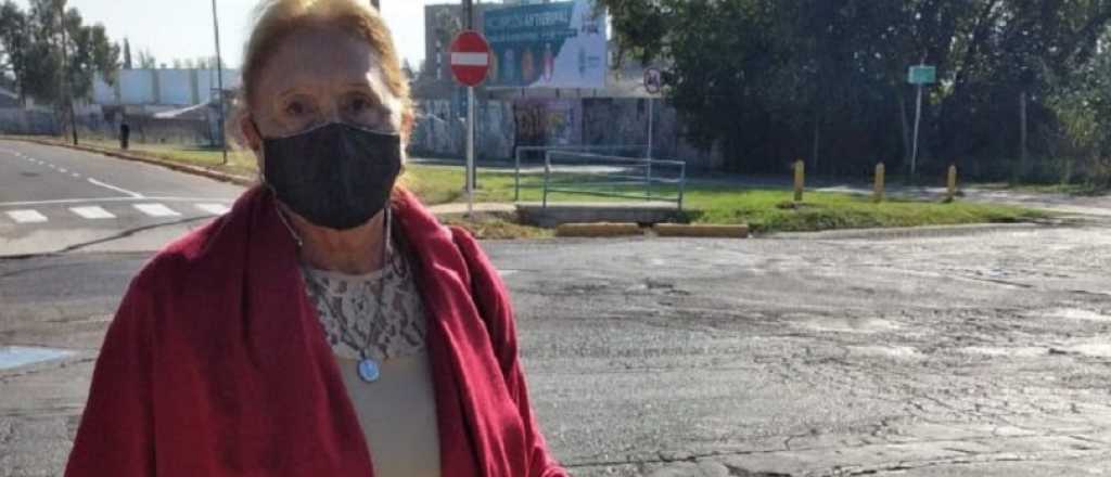 A los 73 años salió abanderada y Godoy Cruz le regaló una bicicleta