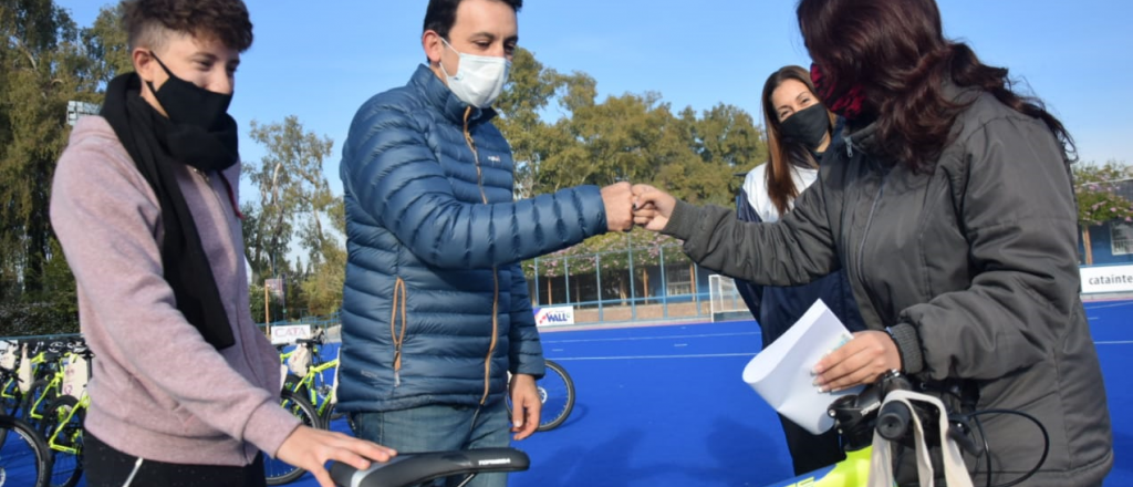 Abanderados de secundarias de Godoy Cruz recibieron bicicletas