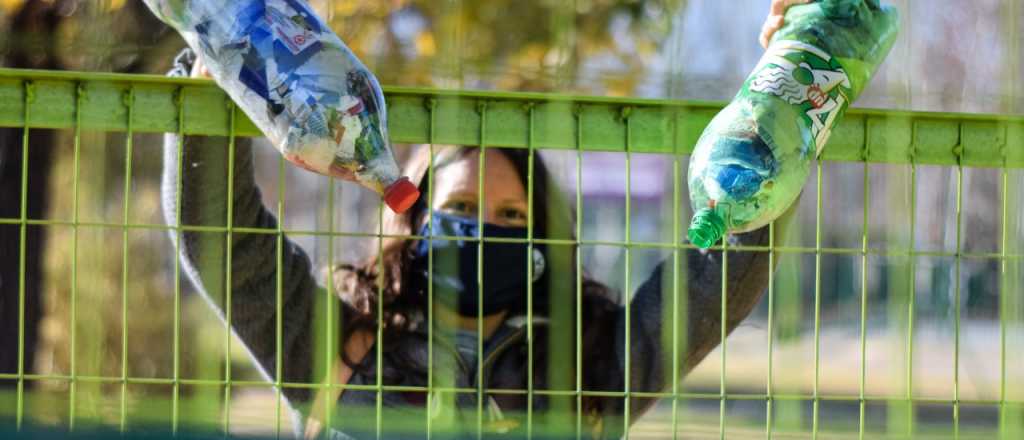 Luján envió la primera carga de Botellas de Amor para reciclar