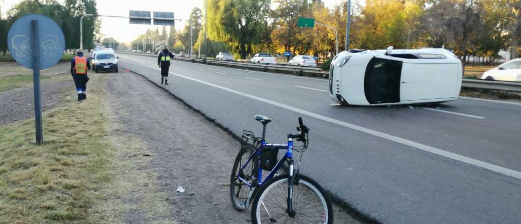 Choque y vuelco en el Acceso Este