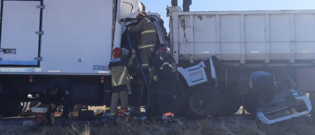 Dos camiones chocaron en Tunuyán y un conductor quedó atrapado