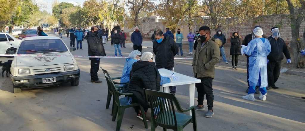 Dos cuadras de cola para hisoparse en El Bermejo