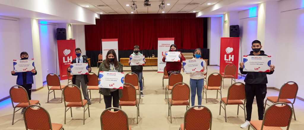 Las Heras entregó primeras becas de fotocopias a estudiantes