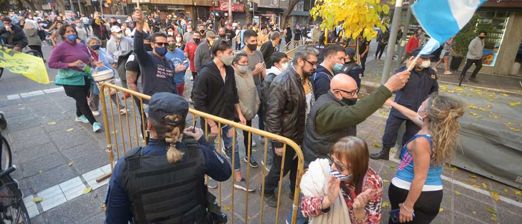 En reclamo por la reunión en Olivos, hoy se realiza la Marcha de las Piedras