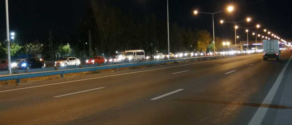 Hubo larga fila de vehículos en el Acceso Sur por retenes policiales 