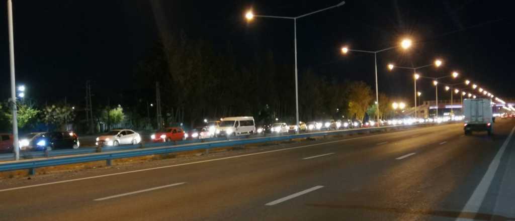 Hubo larga fila de vehículos en el Acceso Sur por retenes policiales 