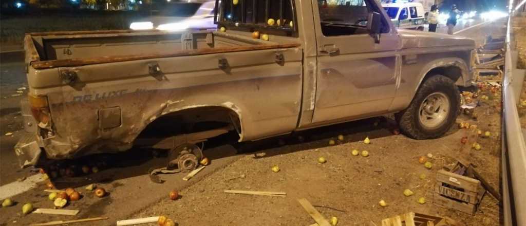 A una camioneta se le salió una rueda y perdió la carga en el Acceso Sur