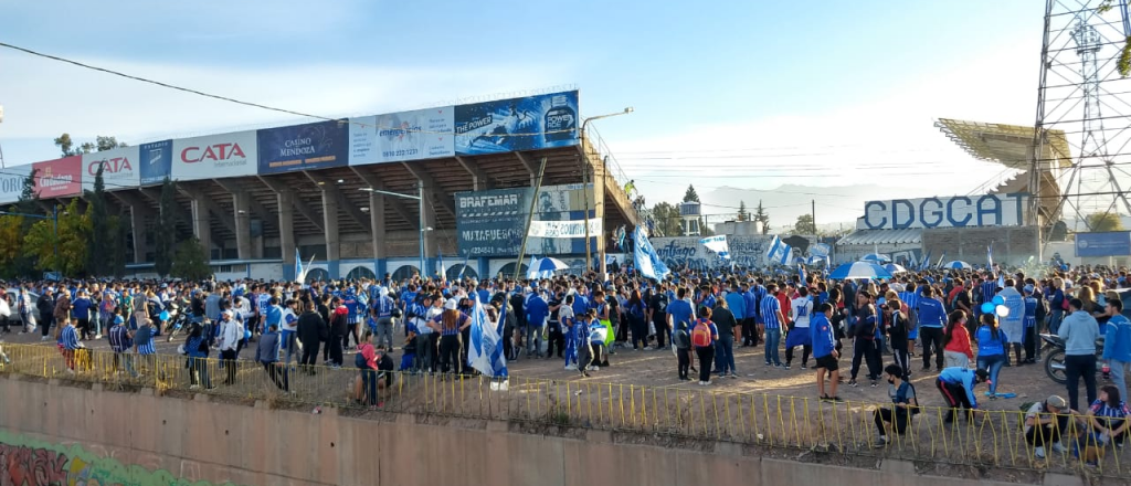 Los hinchas del Tomba festejan, sin respetar distancia ni protocolos