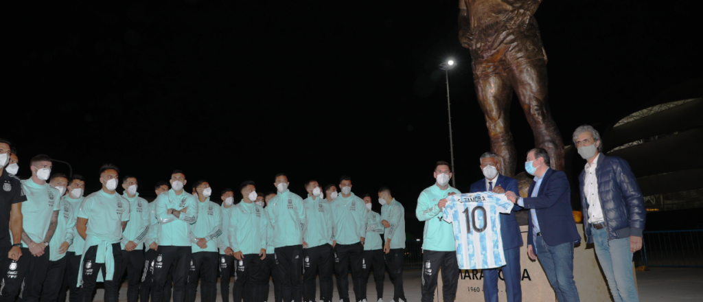 Con la Selección presente, se realizó el primer homenaje a Diego