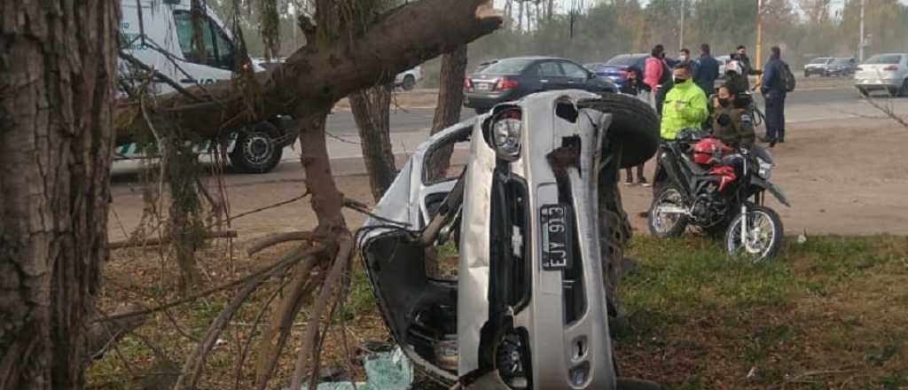 Videos: un hombre está grave tras volcar en el Acceso Sur