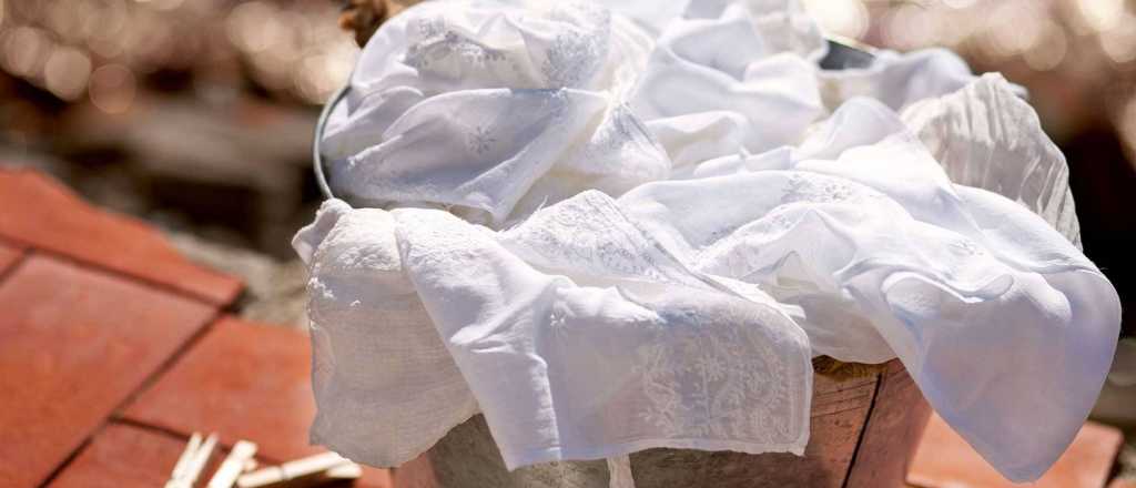 Cómo eliminar manchas amarillas de la ropa blanca