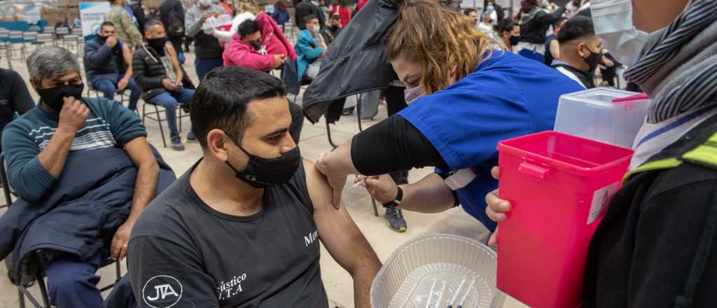 Vacunarán con segundas dosis al personal de servicios públicos