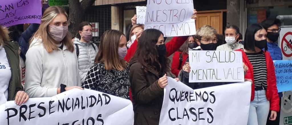 Padres de la UNCuyo, furiosos por el regreso "light" al aula