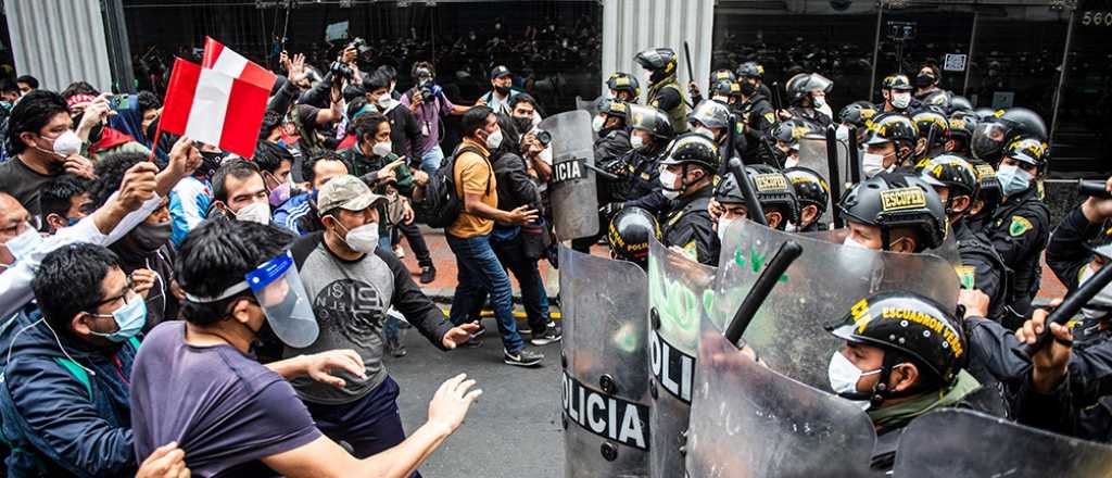 A punto de que termine el escrutinio, protestas masivas en Perú