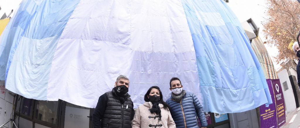 Godoy Cruz desplegó una bandera gigante con retazos donados por los vecinos