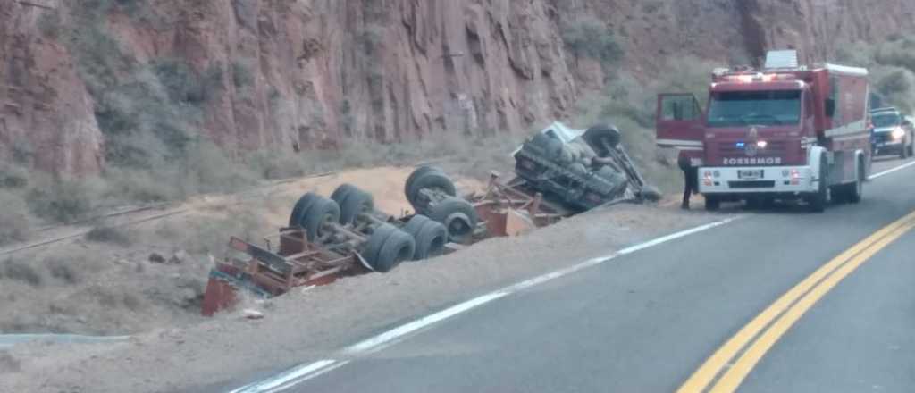 Video: un camionero manejaba borracho y volcó sobre la Ruta 7, en Luján