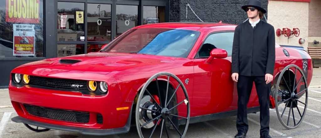 Un Dodge Challenger Hellcat fue modificado para usar ruedas carruaje