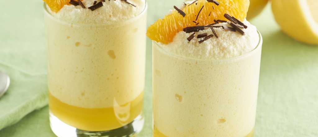 Cómo hacer un mousse de limón con gajos de naranja