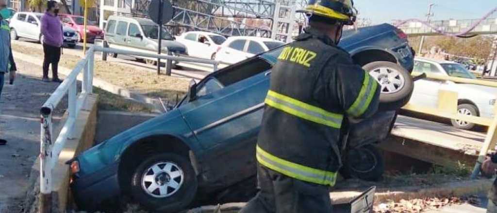 Un auto cayó a un canal en Godoy Cruz